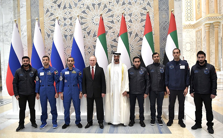 С Наследным принцем Абу‑Даби, заместителем Верховного главнокомандующего вооружёнными силами Объединённых Арабских Эмиратов Мухаммедом бен Заидом Аль Нахайяном во время встречи с эмиратскими астронавтами.