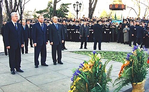 President Putin with Ukrainian President Leonid Kuchma and Moldovan President Vladimir Voronin laying flowers at a monument to Pushkin.