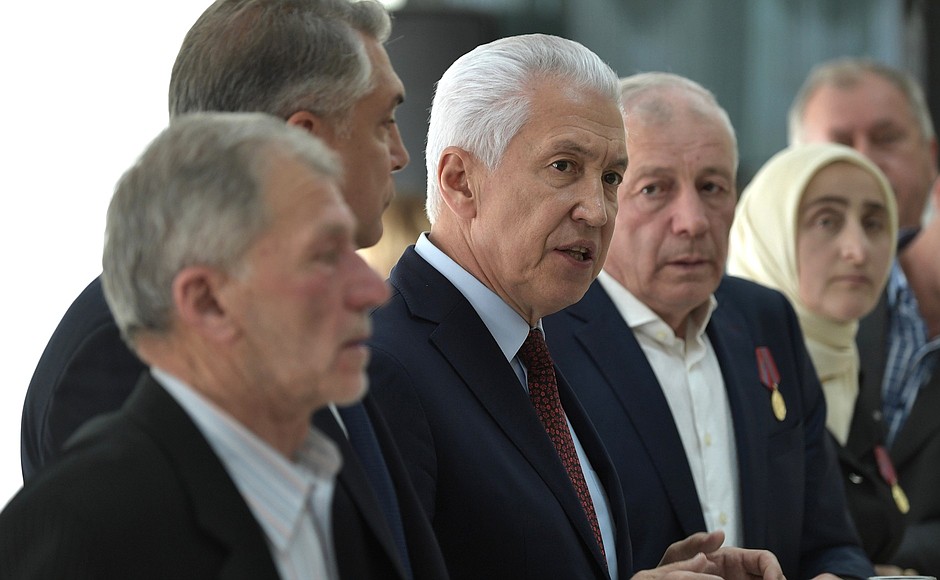 Head of the Republic of Daghestan Vladimir Vasilyev at the meeting with militia fighters who took part in the August-September 1999 hostilities.