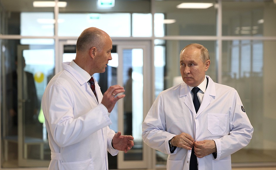 Vladimir Putin at the Dmitry Rogachev National Medical Research Centre for Paediatric Haematology, Oncology and Immunology. With Deputy Healthcare Minister Viktor Fisenko.