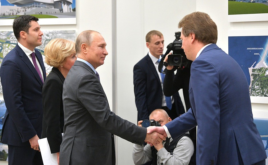 Before the meeting on the creation of cultural and educational centres in Russian regions, Vladimir Putin examined models of the planned centres. With Governor of Sevastopol Dmitry Ovsyannikov.