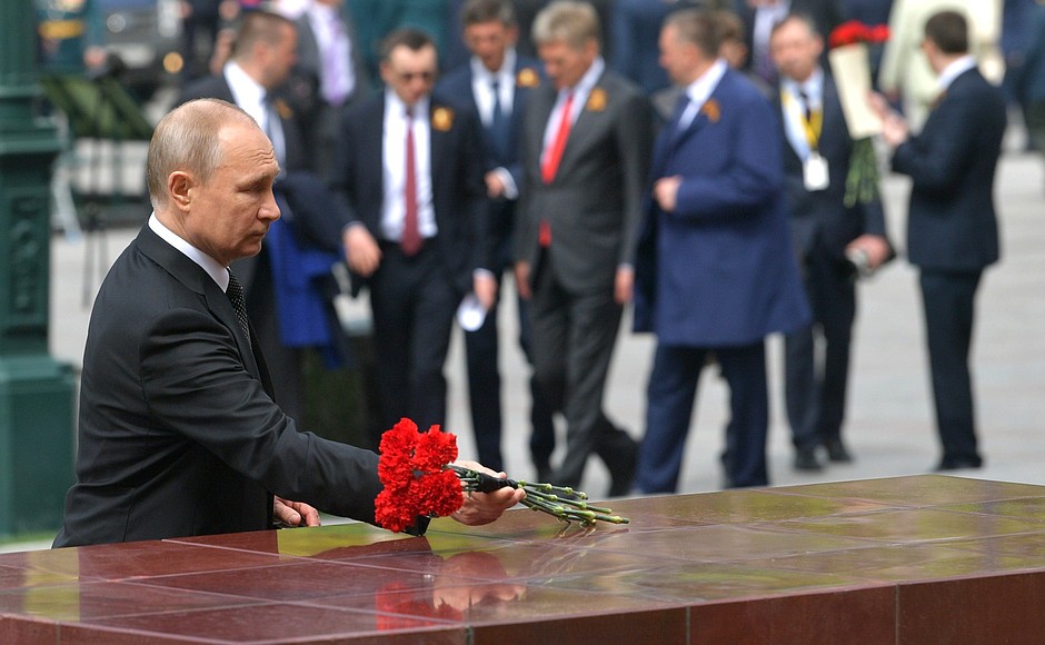 Владимир Путин возложил цветы к обелискам городов-героев.