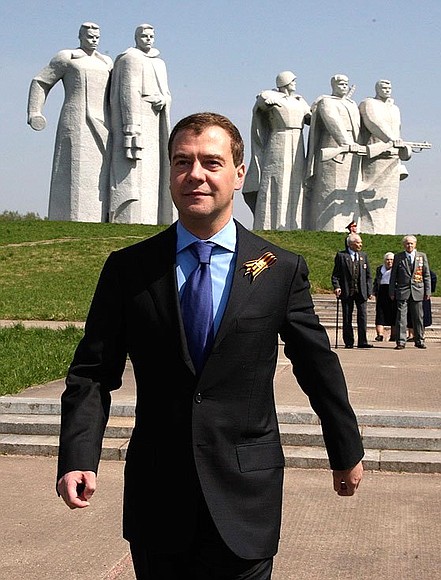 У монумента в честь подвига героев-панфиловцев у разъезда Дубосеково.