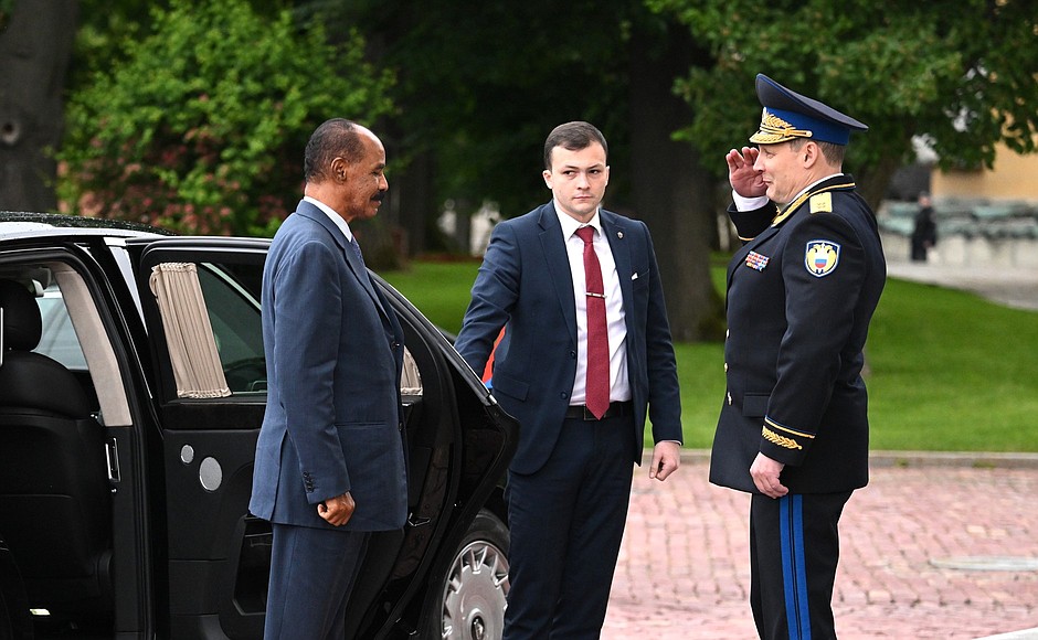 President of the State of Eritrea Isaias Afwerki arrives for the talks at the Kremlin. Right: Commandant of the Kremlin Lieutenant General Sergei Udovenko.