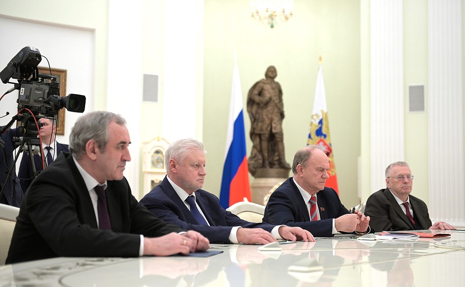На встрече с руководителями фракций Государственной Думы.