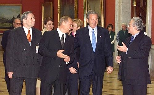 Посещение Государственного Эрмитажа. С Президентом США Джорджем Бушем и директором Эрмитажа Михаилом Пиотровским (справа) во время осмотра экспозиции.