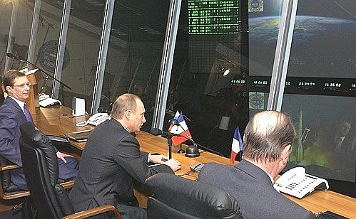 President Putin with French President Jacques Chirac at the Main Space Test and Control Centre.