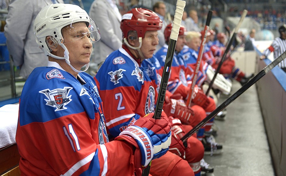 Во время матча нового пятого сезона Ночной хоккейной лиги между хоккеистами-ветеранами команды «Звезды НХЛ» и сборной НХЛ.