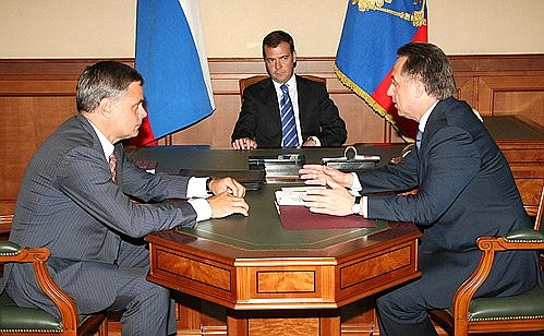 С Министром спорта, туризма и молодёжной политики Виталием Мутко (справа) и помощником Президента, секретарём Государственного совета Александром Абрамовым.