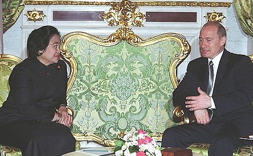 Vladimir Putin holding talks with Indonesia\'s President Megawati Sukarnoputri.
