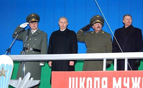 На параде курсантов Рязанского института воздушно-десантных войск имени генерала армии В.Ф.Маргелова.