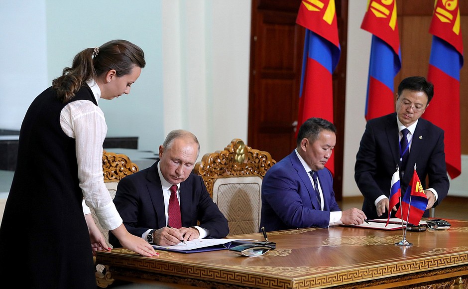 Подписание документов по итогам российско-монгольских переговоров.