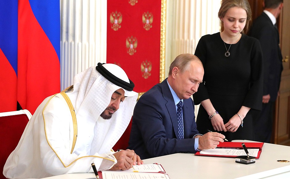 С Наследным принцем Абу-Даби Мухаммедом Аль Нахайяном во время подписания Декларации о стратегическом партнёрстве между Российской Федерацией и Объединёнными Арабскими Эмиратами.