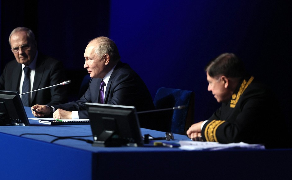 With Constitutional Court Chairman Valery Zorkin (left) and President of the Supreme Court Vyacheslav Lebedev at the 10th National Congress of Judges.
