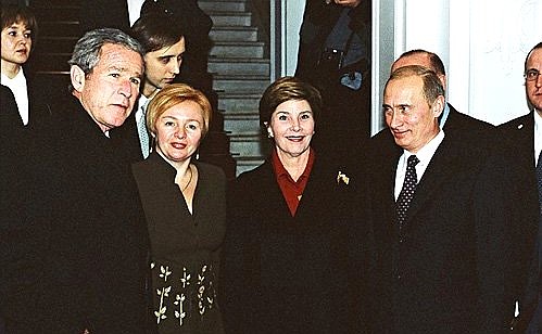 Владимир и Людмила Путины с Президентом США Джорджем Бушем и его супругой Лорой Буш.