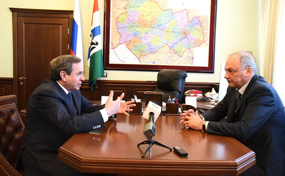 Meeting between Deputy Chief of Staff of the Presidential Executive Office Magomedsalam Magomedov (right) and Governor of Novosibirsk Region Vladimir Gorodetsky.