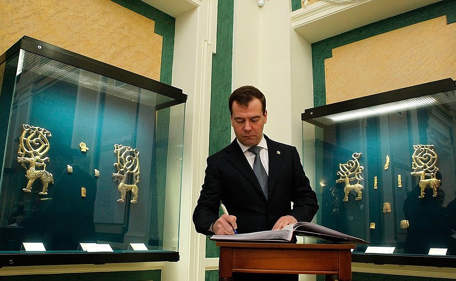 Во время посещения музея археологии и этнографии Дмитрий Медведев сделал запись в Книге почётных гостей.