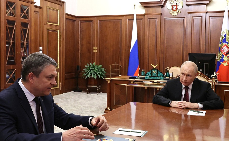 С временно исполняющим обязанности главы Луганской Народной Республики Леонидом Пасечником.