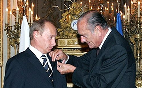 Президент Франции Жак Ширак наградил главу Российского государства орденом Почетного легиона.