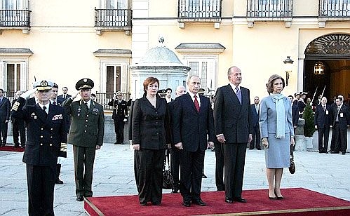 Официальная церемония проводов Владимира и Людмилы Путиных Королем Испании Хуаном Карлосом I и Королевой Софией.