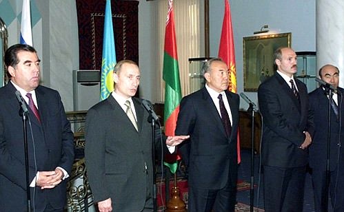 With President of Tajikistan Emomali Rakhmonov, President of Kazakhstan Nursultan Nazarbayev, President of Belarus Alexander Lukashenko and President of Kyrgyzstan Askar Akaev (from left to right) at a press conference following a summit meeting of the Customs Union Intergovernmental Council.