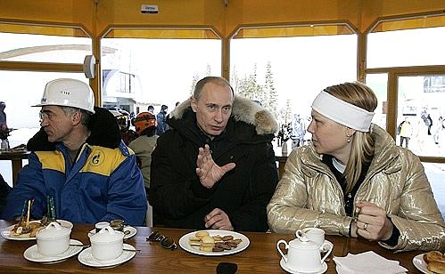 In the cafe at the Krasnaya Polyana ski resort. With Vladimir Makarenkov, deputy Director of a Gazprom affiliate involved in the construction, and athlete Svetlana Gladysheva.