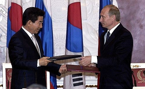 На церемонии подписания совместных российско-корейских документов с Президентом Южной Кореи Но Му Хёном.