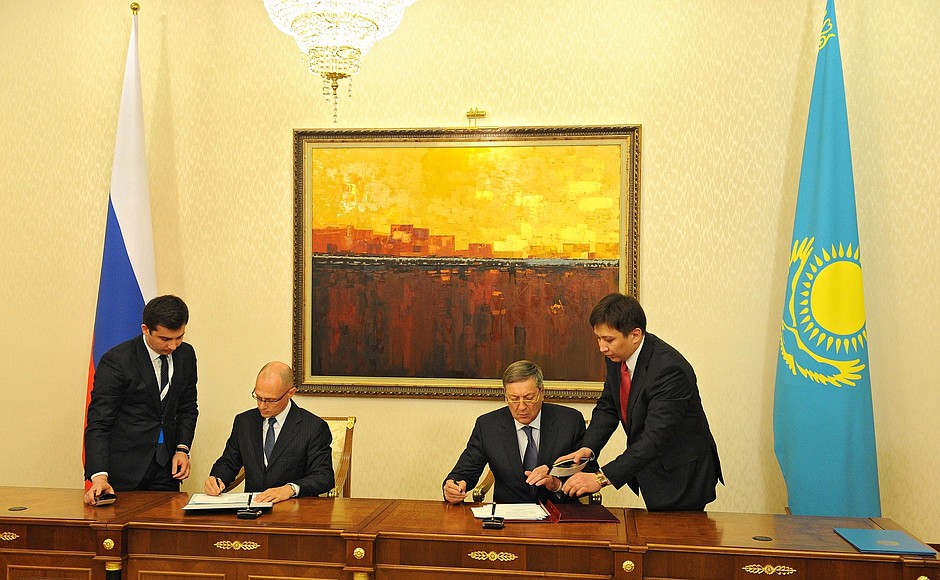 Церемония подписания российско-казахстанских документов о поставках нефтепродуктов и развитии атомной энергетики.