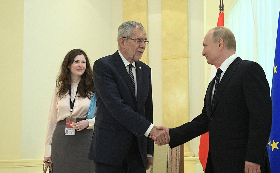 С Федеральным президентом Австрии Александром ван дер Белленом.