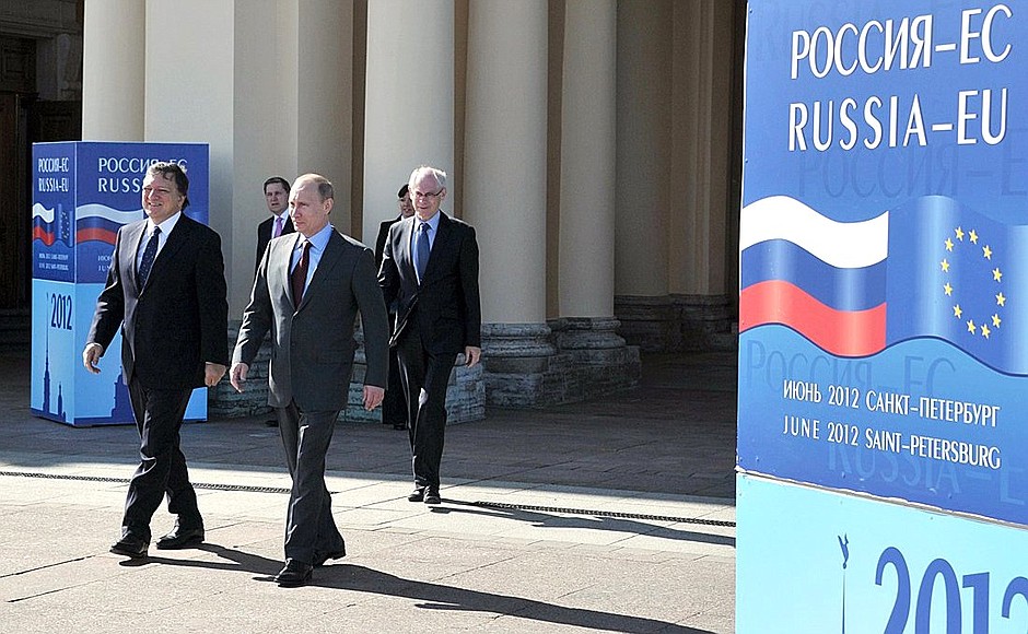 С Председателем Европейской комиссии Жозе Мануэлом Баррозу (слева) и Председателем Европейского совета Херманом Ван Ромпёем перед началом рабочего заседания саммита Россия – Европейский союз.