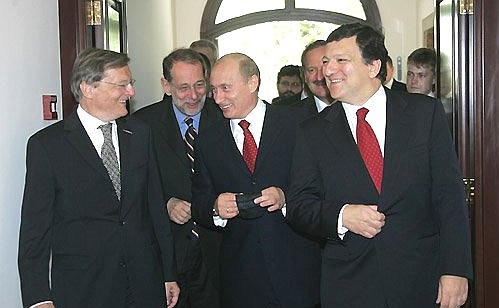 Перед встречей на высшем уровне Россия – Европейский союз. Слева – Федеральный канцлер Австрии Вольфганг Шюссель, Генеральный секретарь Совета ЕС Хавьер Солана, справа – Председатель Комиссии Европейских сообществ Жозе Мануэл Баррозу.