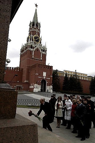 The ceremony for laying flowers on the monument to Minin and Pozharskii.