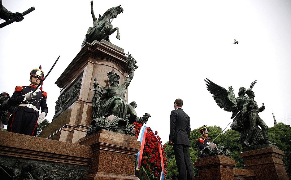 Laying a wreath at the monument to Argentine national hero General Jose de San Martin.