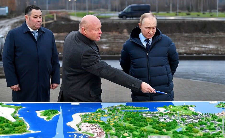 Vladimir Putin examines the site and models of construction projects at the Volzhskoye More tourist and recreation cluster. With Tver Region Governor Igor Rudenya and Vasta Discovery General Director Sergei Bachin.