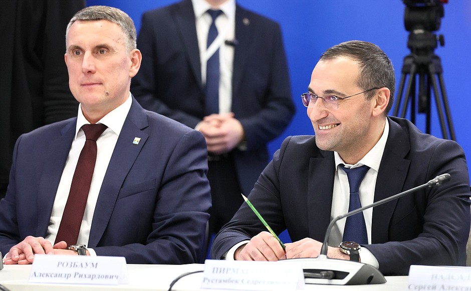 Veliky Novgorod Mayor Alexander Rozbaum (left) and Head of the City of Derbent Urban District in the Republic of Daghestan Rustambek Pirmagomedov at the meeting with heads of municipalities of the Russian Federation constituent entities.