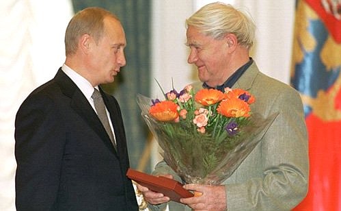 Церемония вручения премий в области литературы и искусства 2001 года. Государственная премия вручена писателю Даниилу Гранину.
