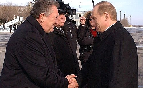 В аэропорту Президента встретил губернатор Волгоградской области Николай Максюта.