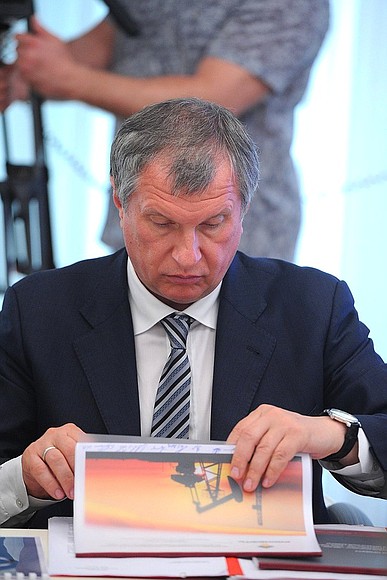 Before the meeting on prospects of developing the United Shipbuilding Corporation. Rosneft CEO Igor Sechin.