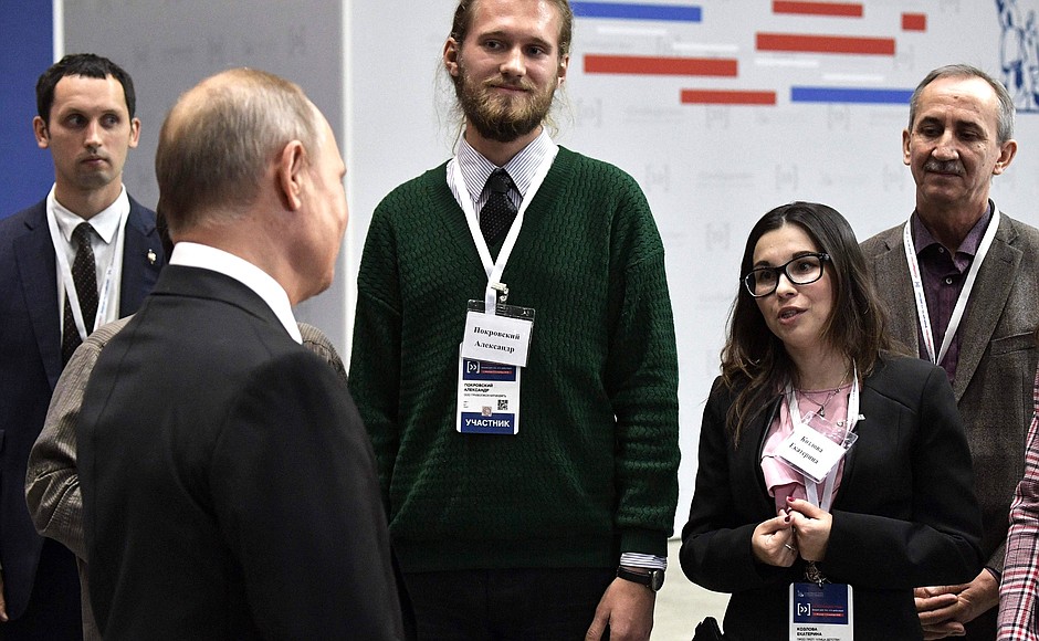 Before the plenary session of the Fourth Community Forum of Active Citizens, Vladimir Putin met with the leaders of successful socially important projects.