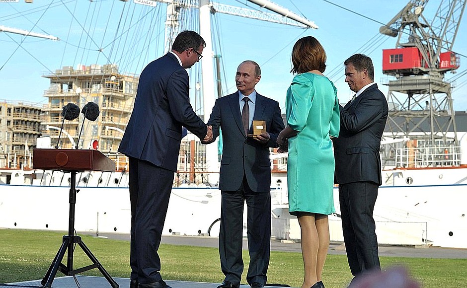 The Mayor of Turku presents a silver city medal to Vladimir Putin.