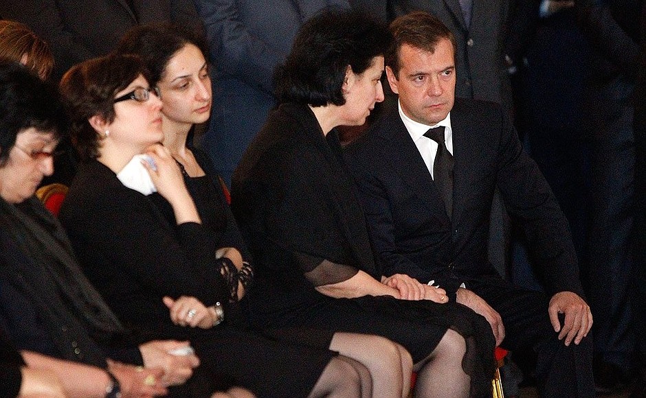 На церемонии прощания с Президентом Абхазии Сергеем Багапшем. Дмитрий Медведев выразил соболезнования вдове Марине Багапш.