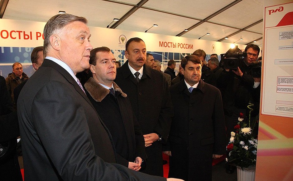 На выставке передовых транспортных технологий с Президентом Азербайджана Ильхамом Алиевым, Министром транспорта Игорем Левитиным (справа) и главой РЖД Владимиром Якуниным (слева).