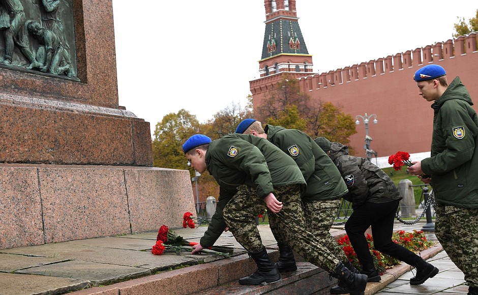 Members of the Vympel military and patriotic centre and Russia’s Search Movement during the ceremony to lay flowers at the monument to Kuzma Minin and Dmitry Pozharsky.