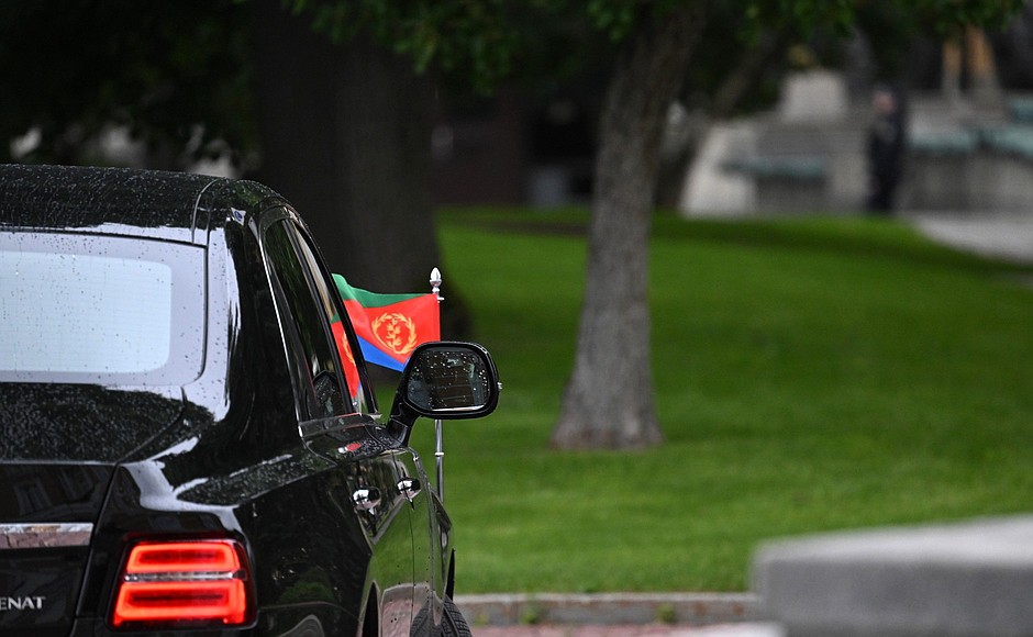 Президент Государства Эритрея Исайяс Афеворки прибыл в Кремль на переговоры.