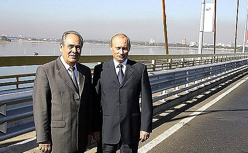 C Президентом Республики Татарстан Минтимером Шаймиевым на новом автомобильном мосту «Миллениум» через реку Казанку.
