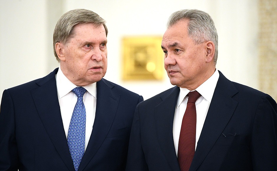 Министр обороны Сергей Шойгу (справа) и помощник Президента Юрий Ушаков перед началом церемонии официальной встречи.