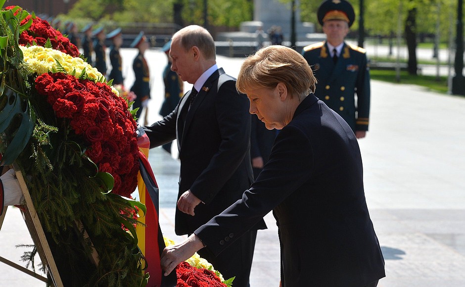 Во время церемонии возложения венков к Могиле Неизвестного Солдата в Александровском саду. С Федеральным канцлером Германии Ангелой Меркель.