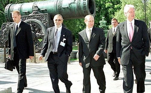 С Президентом США Биллом Клинтоном во время прогулки по Кремлю.