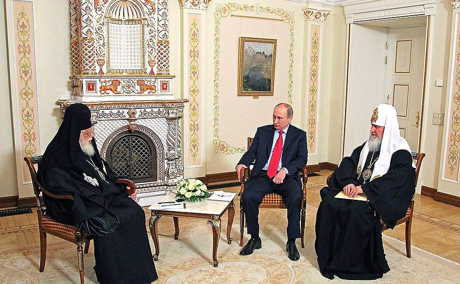 С Католикосом-Патриархом всея Грузии Илиёй II (слева) и Патриархом Московским и всея Руси Кириллом.