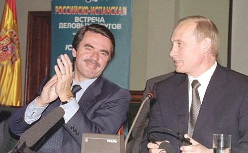 С премьер-министром Испании Хосе Мария Аснаром на российско-испанской встрече деловых кругов.